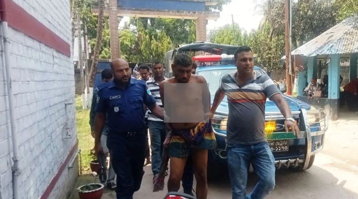 যশোরে মাইকে ঘোষণা দিয়ে পুলিশকে মেরে আসামি ছিনতাই!